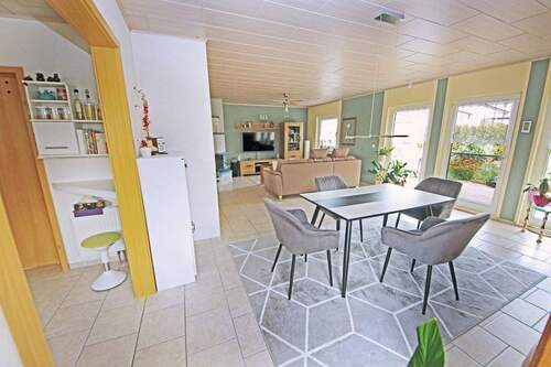 großes Wohnzimmer im EG - 