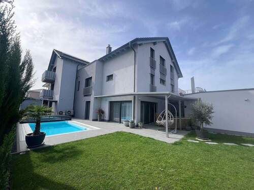 Garten mit Pool - Traumhaftes Mehrfamilienhaus mit Pool – Wohnen, Vermieten & Genießen