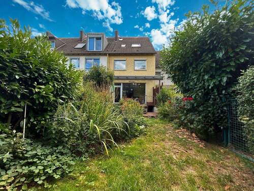 Hausansicht hinten - Provisionsfrei: Familienfreundliches Reihenhaus mit Garten & Garage in Köln-Lövenich