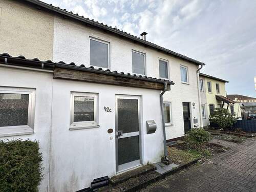  Hausansicht - Kleines Haus mit großem Potenzial - Reihenmittelhaus zum Verwirklichen! (SY-1020-200)