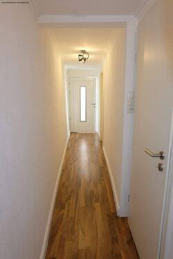 Eingangsbereich / Flur - 3 Zimmer Mehrfamilienhaus, Wohnhaus zum Kaufen in Kenn