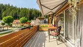 Balkon 1 Sommer - Wohntraum über den Dächern von Titisee: charmante Wohnung mit 2 Balkonen & gepflegter Ausstattung