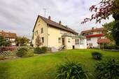 Bild 1 - 5-Familienhaus mit Weitblick & Entwicklungsgrundstück - vielseitige Bebauungsmöglichkeiten mit Zukunftspotenzial