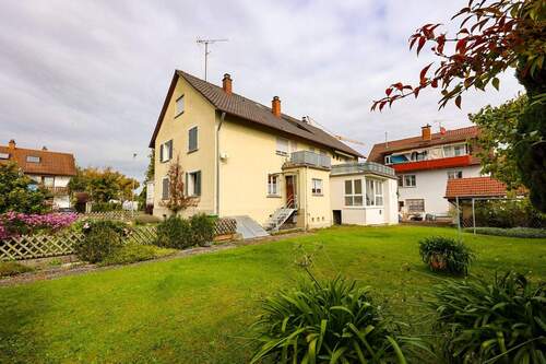 Bild 1 - 5-Familienhaus mit Weitblick & Entwicklungsgrundstück - vielseitige Bebauungsmöglichkeiten mit Zukunftspotenzial
