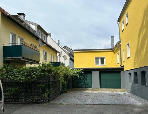 Hinterhof Ansicht mit 2 Garagen - 