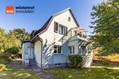 Straßenansicht - Zeuthen bei Berlin! Attraktives Zweifamilienhaus mit einer vermieteten Wohneinheit