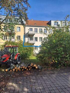 Hofansicht mit Balkon Süden - Etagenwohnung mit 58,00 m² in Neubrandenburg zum Kaufen