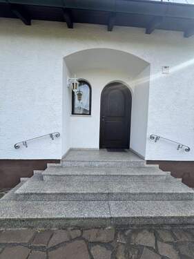 Haustüre - Kleines Häuschen am Waldrand - 379.000,00&nbsp;EUR Kaufpreis, ca.&nbsp; 107,00&nbsp;m&sup2;&nbsp;Wohnfl&auml;che