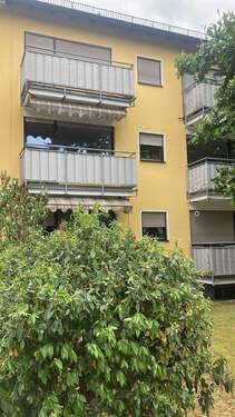 Hausansicht Balkonseite - Neu renovierte 2-Zimmer-Wohnung mit Balkon am Tillypark - Nürnberg West