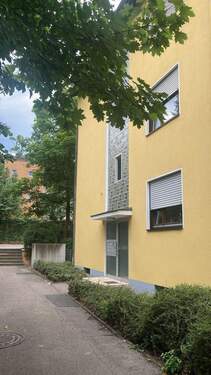 Hauseingang - Etagenwohnung mit 44,00 m&sup2; in Nürnberg zur Miete