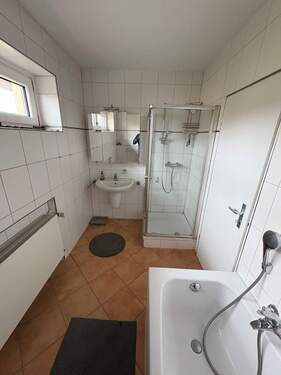 1. OG Bad mit Dusche +Wanne - 