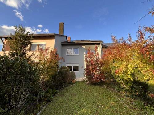 Ansicht - Voll möbliertes 5-Zi.-Reihenmittelhaus mit Einbauküche und Garten in Lappersdorf