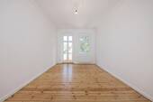 Wohnzimmer mit Balkon - 