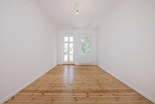 Wohnzimmer mit Balkon - 