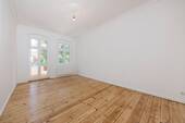 Wohnzimmer mit Balkon - 