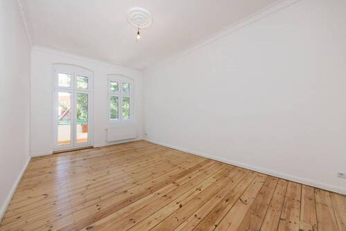 Wohnzimmer mit Balkon - 