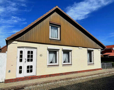 Objektansicht - Einfamilienhaus im Zentrum von Marne - Platzwunder mit Top-Lage und Potenzial!