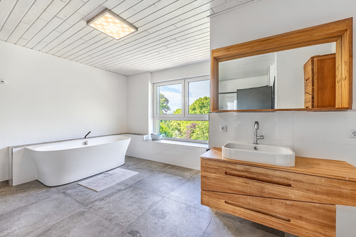 Großzügiges Badezimmer im ersten Obergeschoss - 