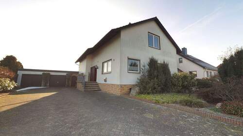 Einfahrt - Einfamilienhaus auf großem Grundstück! (TJ-1020-151)