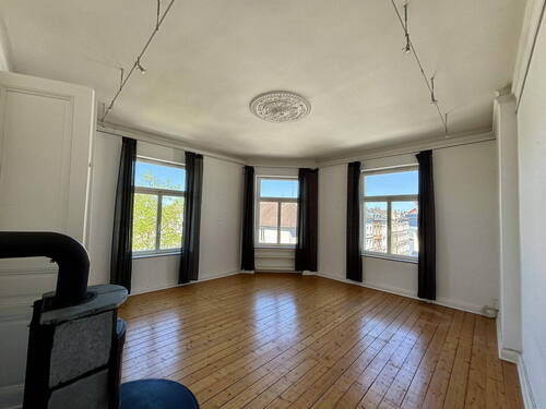 Bild 1 - Altbau-Charme pur: 4-Zimmer-Wohnung mit Dielenboden & Stuckdecken