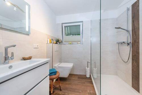 modernes Duschbad - 