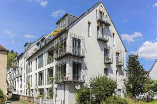 Außenansicht Haus - Traumhafte 2,5-Zimmer-Wohnung mit 2 Balkonen, Aufzug & Blick ins Grüne in Stuttgart-Hedelfingen