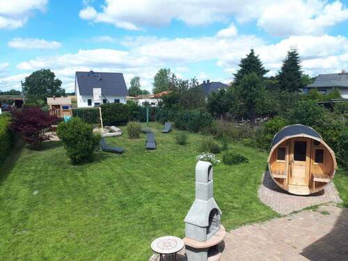 Gartenansicht mit Fasssauna - Einfamilienhaus mit 140,00 m² in Garz / Rügen zum Kaufen