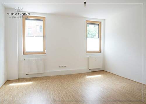 Wohnzimmer - 2,5-ZIMMER-HOCHPATERRE-WOHNUNG IM SANIERTEN ALTBAU - CHARMANT - NEUWERTIG - ZENTRAL