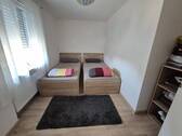8. Schlafzimmer 1.jpg - 