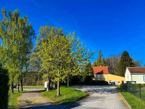 Zufahrt und Parkplatz_üa - 3 Zimmer Einfamilienhaus zum Kaufen in Ringenhain