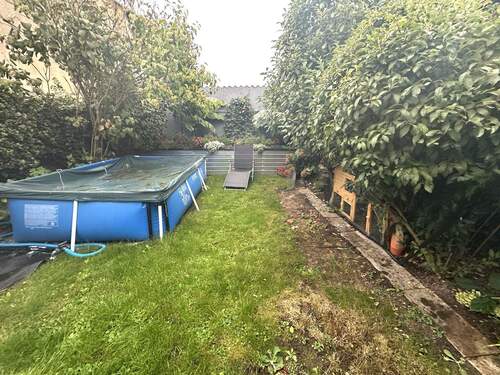Platz zum Spielen und Gärtnern - 
