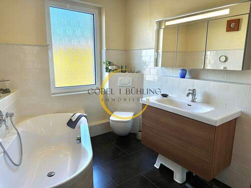 OG: Badezimmer mit Wanne & Dusche - 