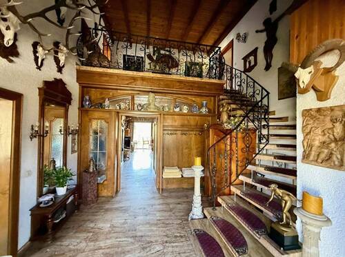 Eingangsbereich mit Treppenaufgang - 9 Zimmer Einfamilienhaus in Baunach