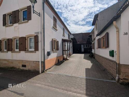 Hof Einfahrt - 7 Zimmer Mehrfamilienhaus, Wohnhaus in Gommersheim