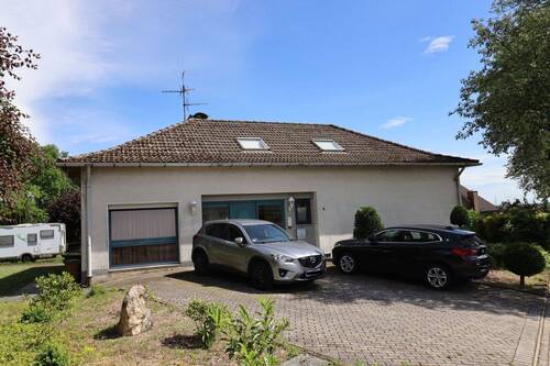 Einfamilienhaus mit Einfahrt - Dachgeschosswohnung mit Balkon und Einbauküche in Bad Laer