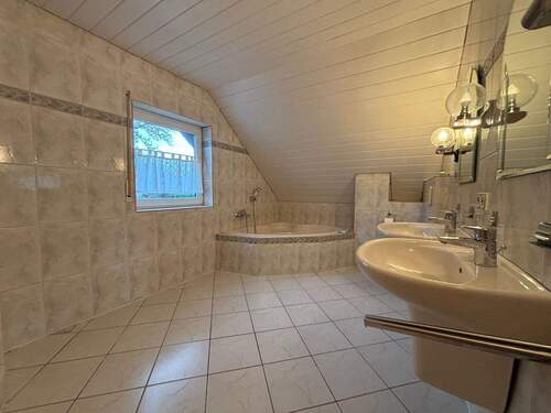 Teilansicht vom Badezimmer - 