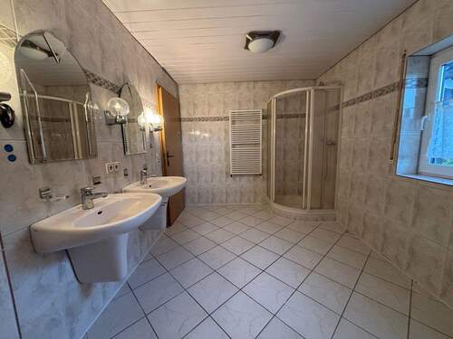 Teilansicht vom Badezimmer - 