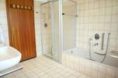 ... Dusche und Badewanne - 