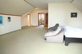 Wohn- oder Schlafzimmer im OG ... - 