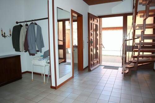 ... mit Garderobenbereich - 