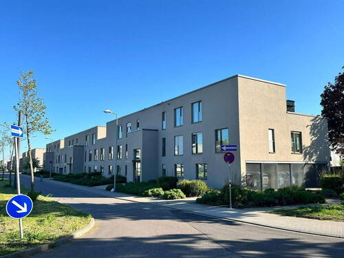Hausfront - Energieeffizient und Modern: Großzügige 4-Zimmer-Wohnung in Toplage