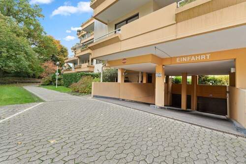 Tiefgaragenzufahrt mit automatischem Rolltor - 