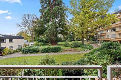 Ruhige Wohnlage mit Blick auf alten, gepflegten Baumbestand im Gemeinschaftsbereich - 4 Zimmer Etagenwohnung in Bonn
