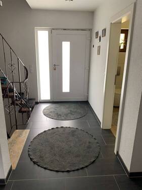 Flur Richtung Hauseingang - 