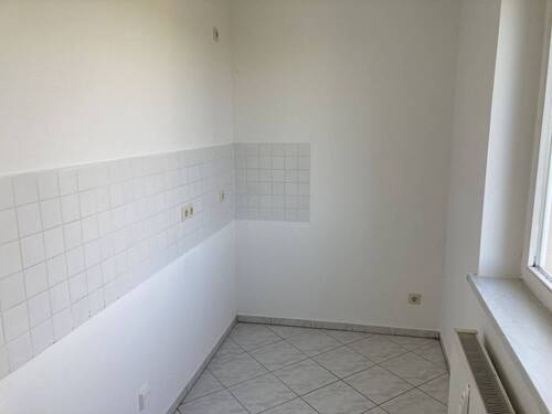 geflieste Küche mit Fenster und Fliesenspiegel - 