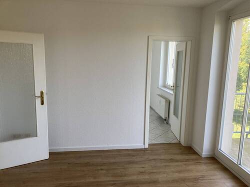 Wohnzimmer mit Küche und Balkon - 