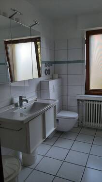 Badezimmer mit Fenster.jpeg - 