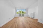 Wohnzimmer - Erstbezug nach Sanierung - 3 Zimmer, Einbauküche und Balkon