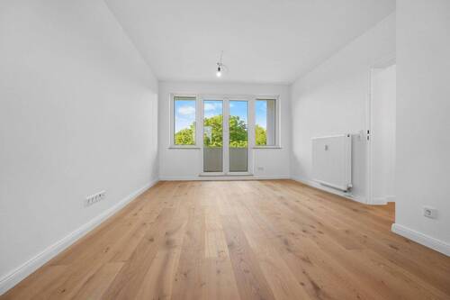 Wohnzimmer - Erstbezug nach Sanierung - 3 Zimmer, Einbauküche und Balkon