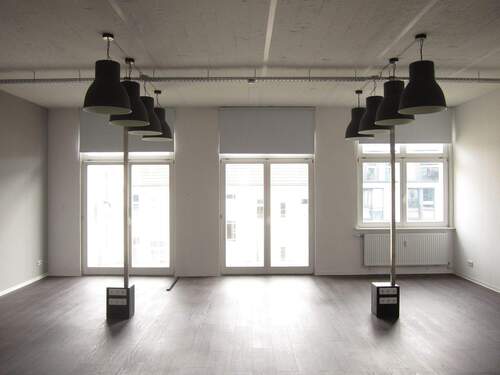 Großer, offener Büroraum mit Balkonzugang - Büro mit 180,30 m&sup2; in Berlin zur Miete